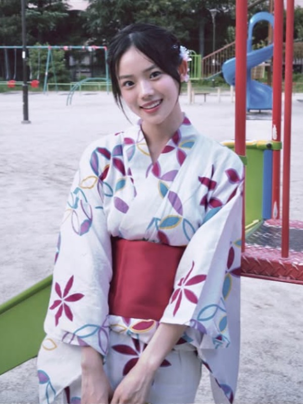 浴衣を着て公園の遊具に寄り掛かる志田こはくの画像