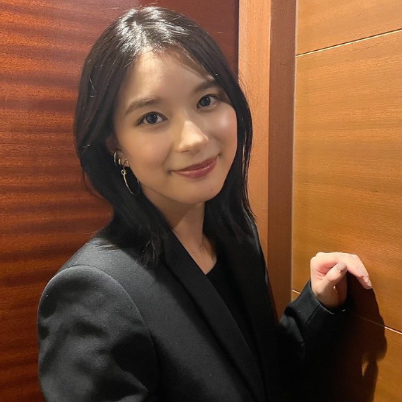 芳根京子が黒い服を着ている画像