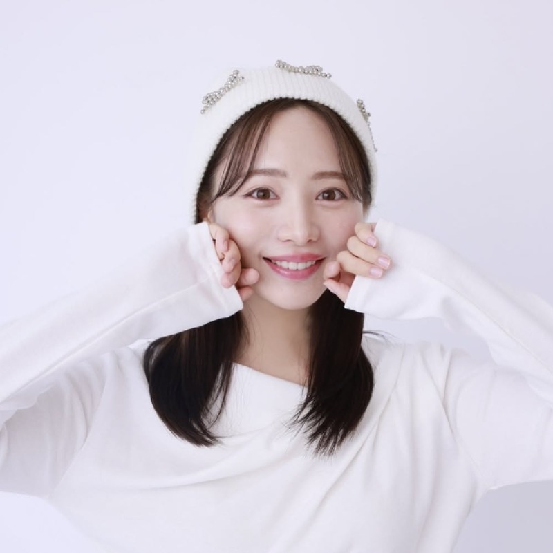 能條愛未が白い服と白い毛糸の帽子を被っている画像