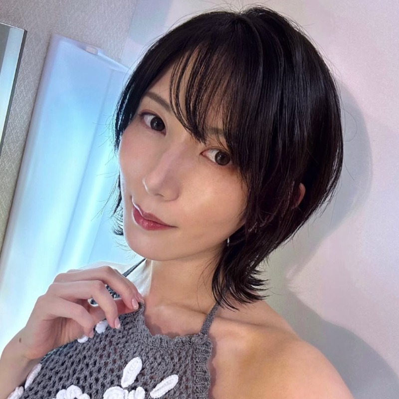 光宗薫がグレーの服を着ている画像