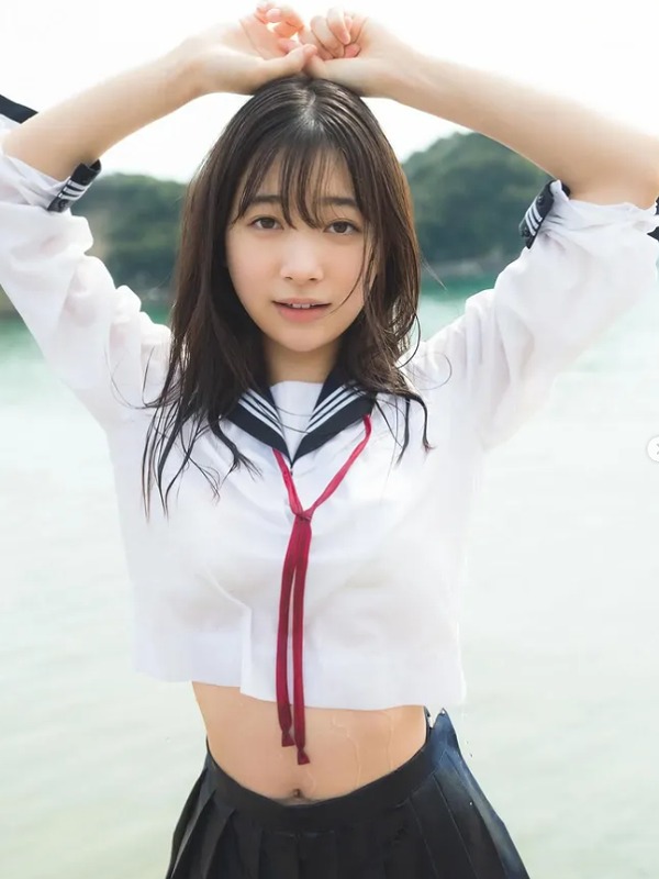 今森茉耶がセーラー服姿で両手を挙げている画像