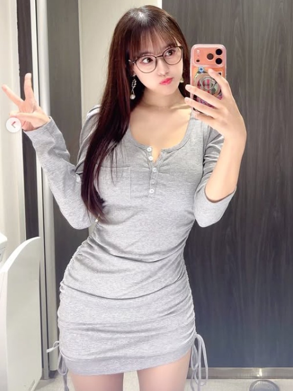 音羽美奈がグレーの服を着て自撮りしている画像