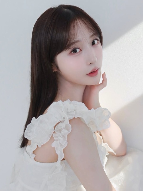 小栗有以が白い服を着ている画像