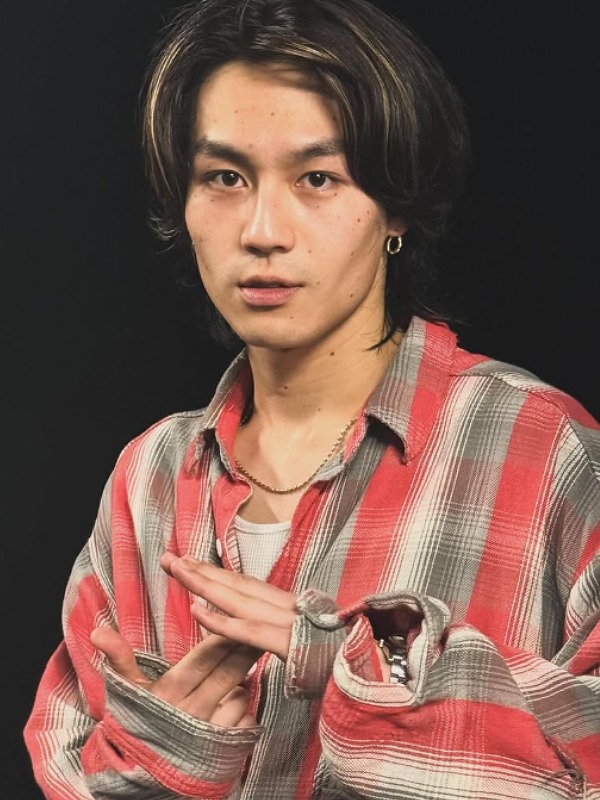 菊池風磨がチェック柄のシャツを着ている画像