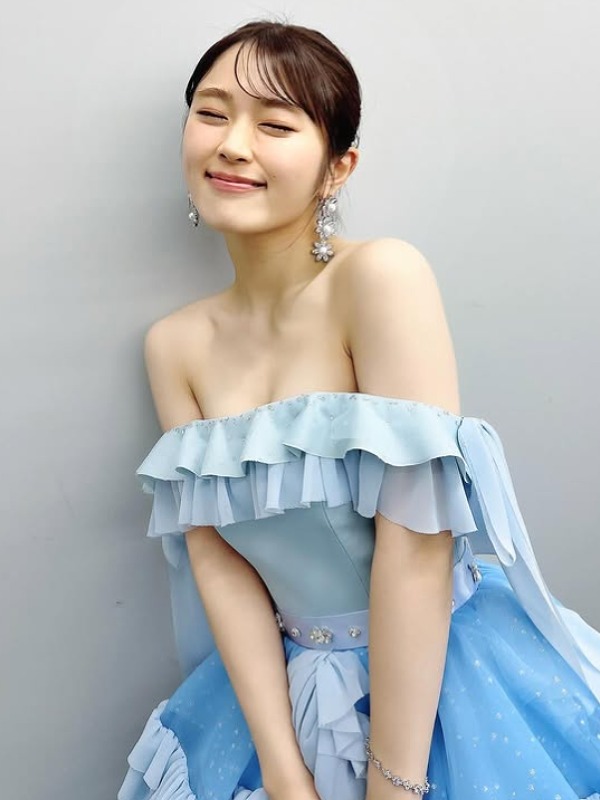 渋谷凪咲が青いドレスを着ている賀ぞう