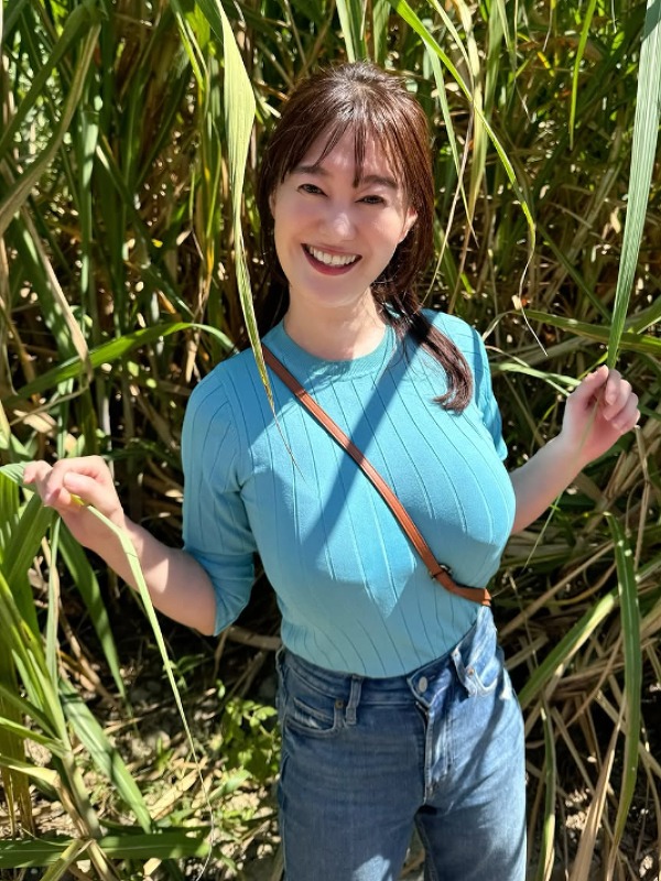 竹中知華が屋外にいる画像