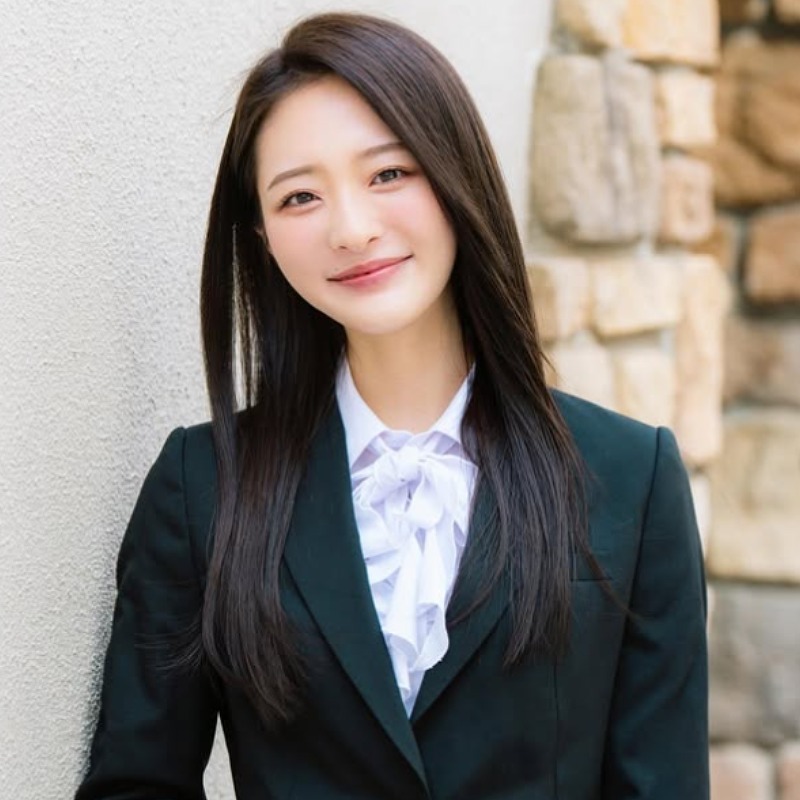 黒いスーツ姿の神谷明采の画像