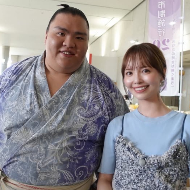 山根千佳が御嶽海と並ぶ画像