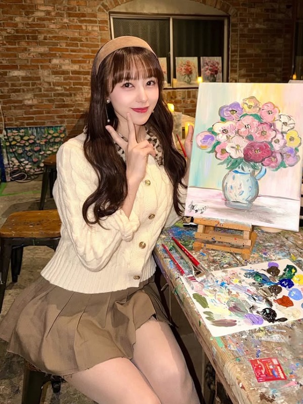 音羽美奈が花の絵を描いている画像