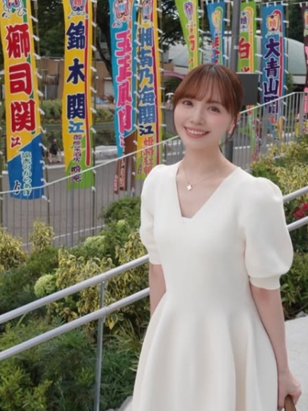 山根千佳が白いワンピースを着て相撲のぼりの前に立つ画像