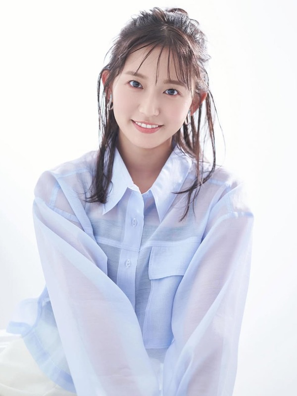 薄いブラウスを着た志田音々の画像