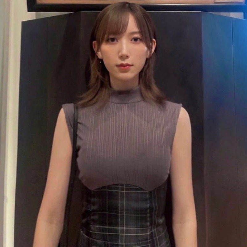 光宗薫が茶色の服を着ている画像
