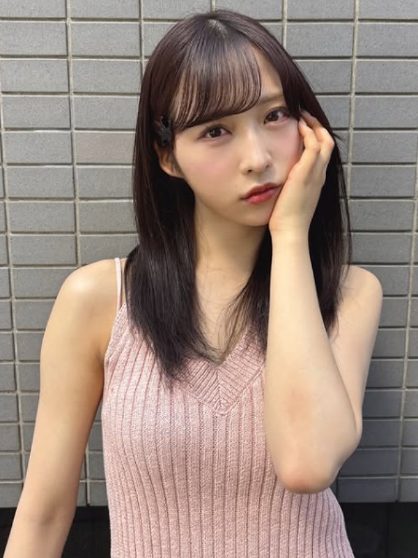 小栗有以がピンク色のノースリーブのニットを着ている画像