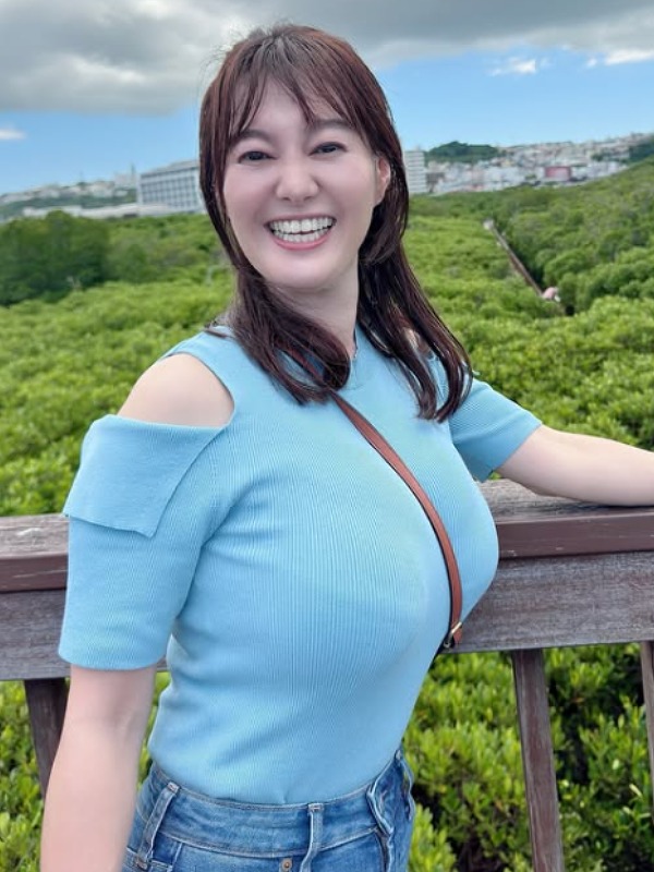 竹中知華が青い服を着ている画像