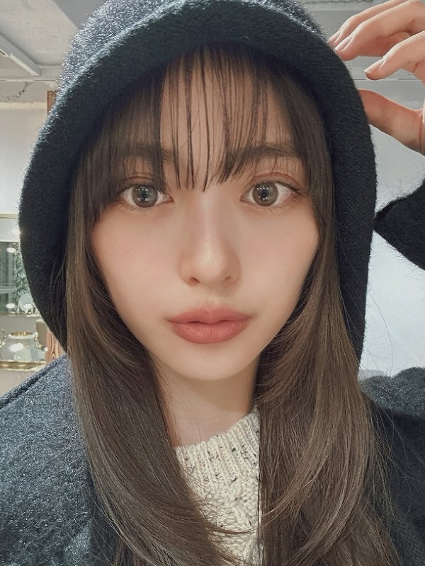 内田理央がグレーのアウターを着ている画像