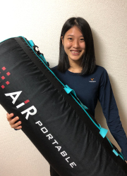 丸山希が寝具の紹介をしている画像