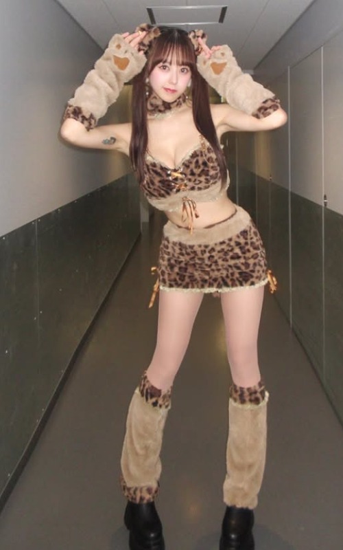 音羽美奈がヒョウ柄のコスプレ姿の画像
