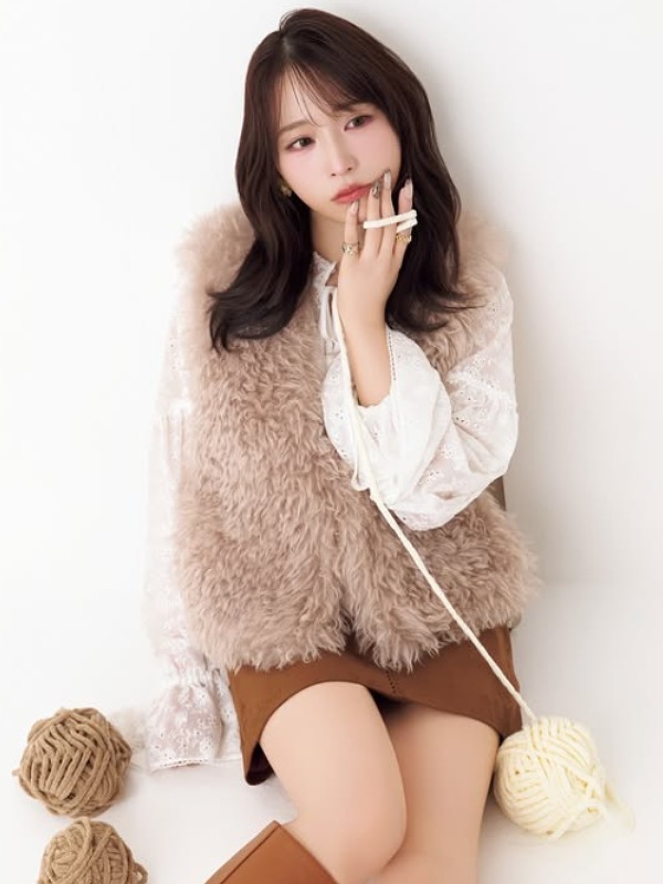 小栗有以が茶色のスカートをはいている画像