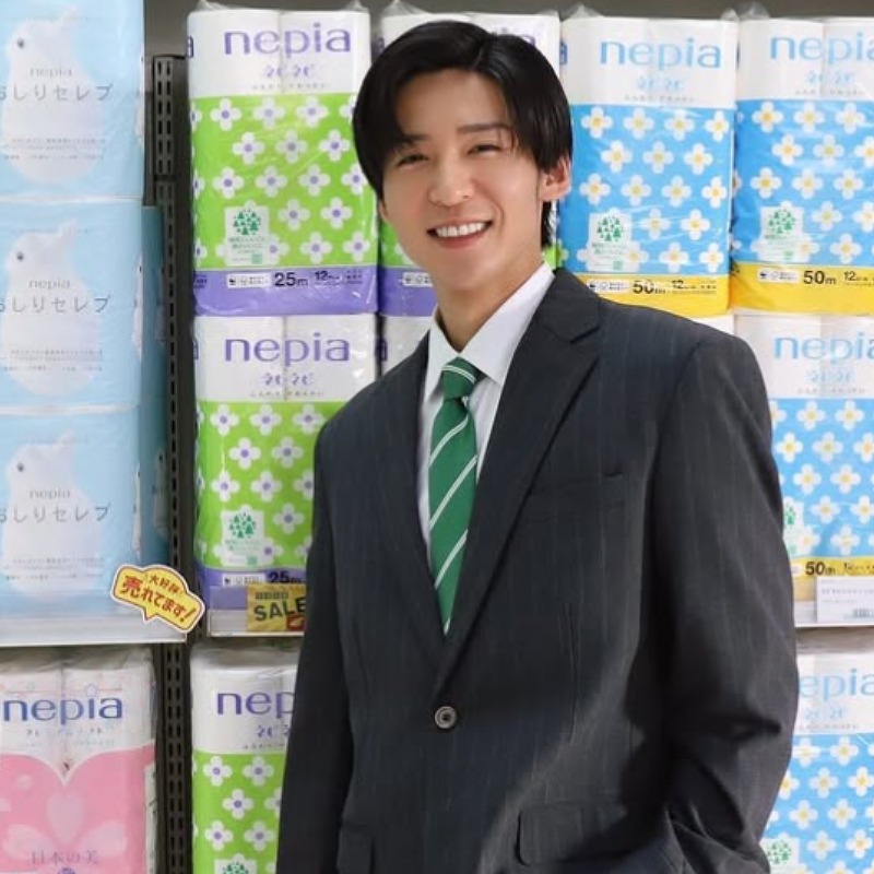 目黒蓮がネピアの製品の前に立つ画像