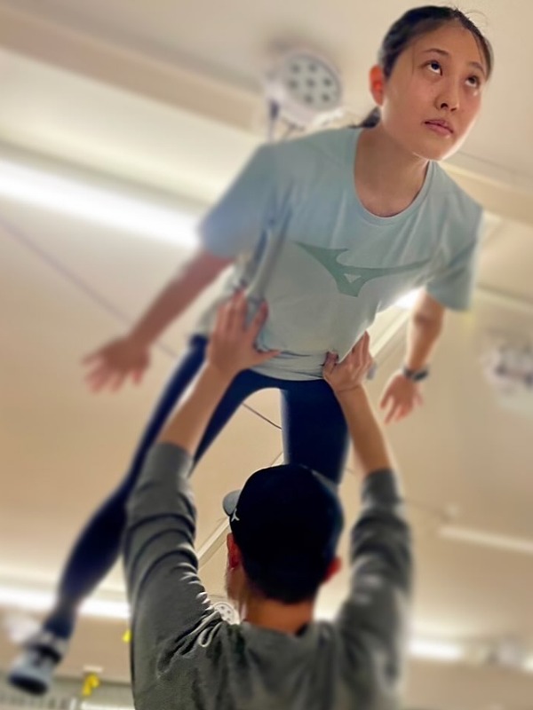 丸山希がジャンプの踏切りの練習をしている画像