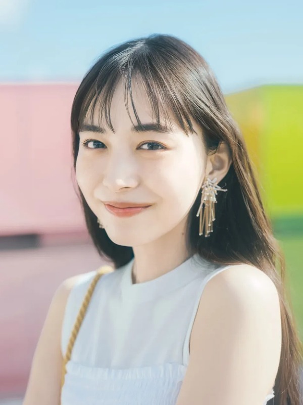 井桁弘恵が白い服を着て微笑む画像