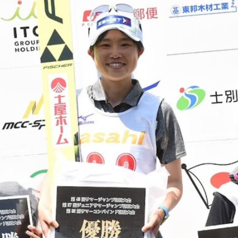 伊藤有希が表彰台の中央に立つ画像