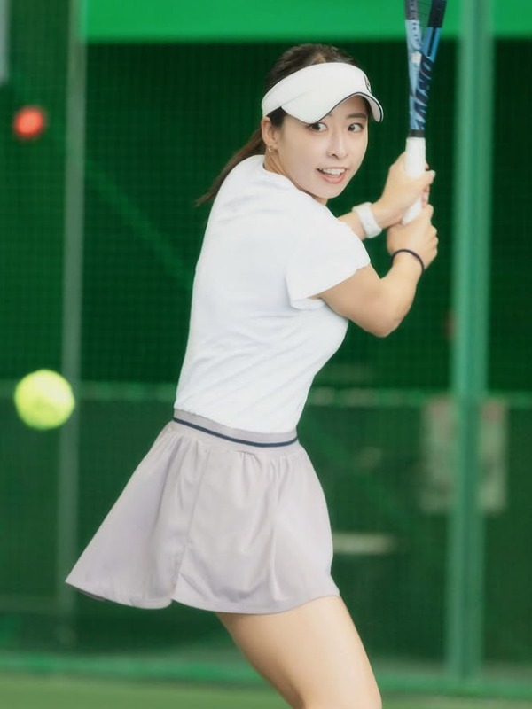 園田彩乃がテニスボールを打ち返す瞬間の画像