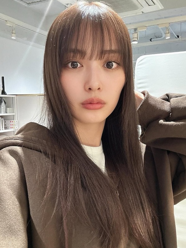 内田理央が茶色のパーカーを着ている画像