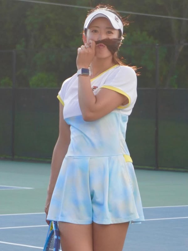 園田彩乃がコートに立ち髪を鼻に当てふざける画像