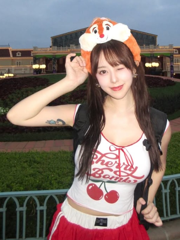 音羽美奈が白い服を着ている画像