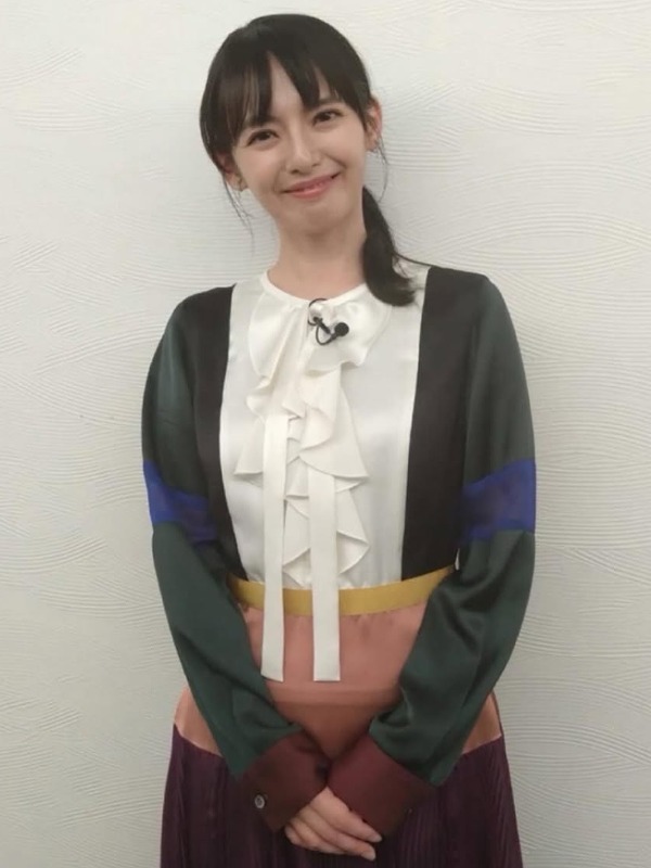 三浦奈保子が白やピンク等の色の服を着ている画像