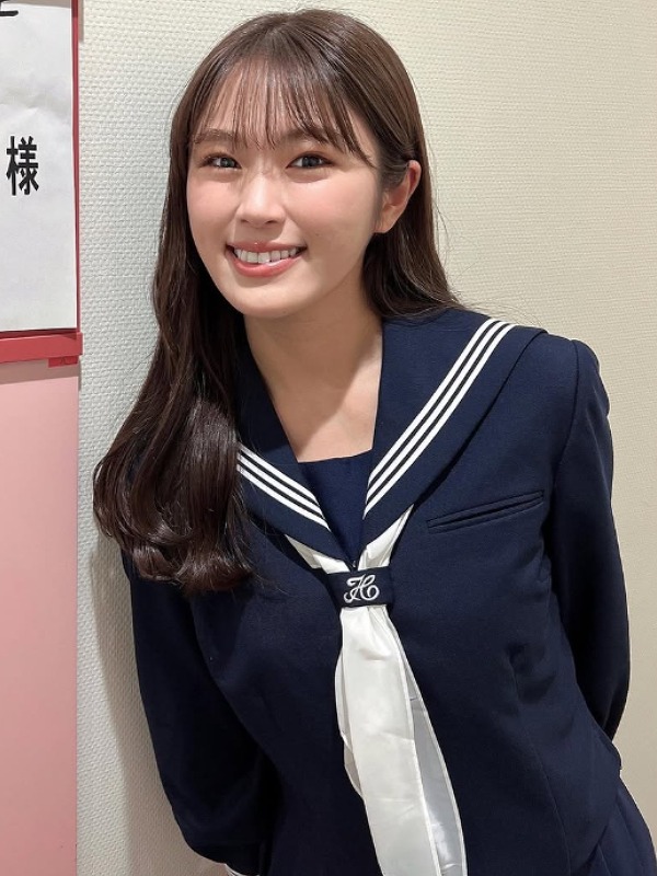 渋谷凪咲がセーラー服を着ている画像