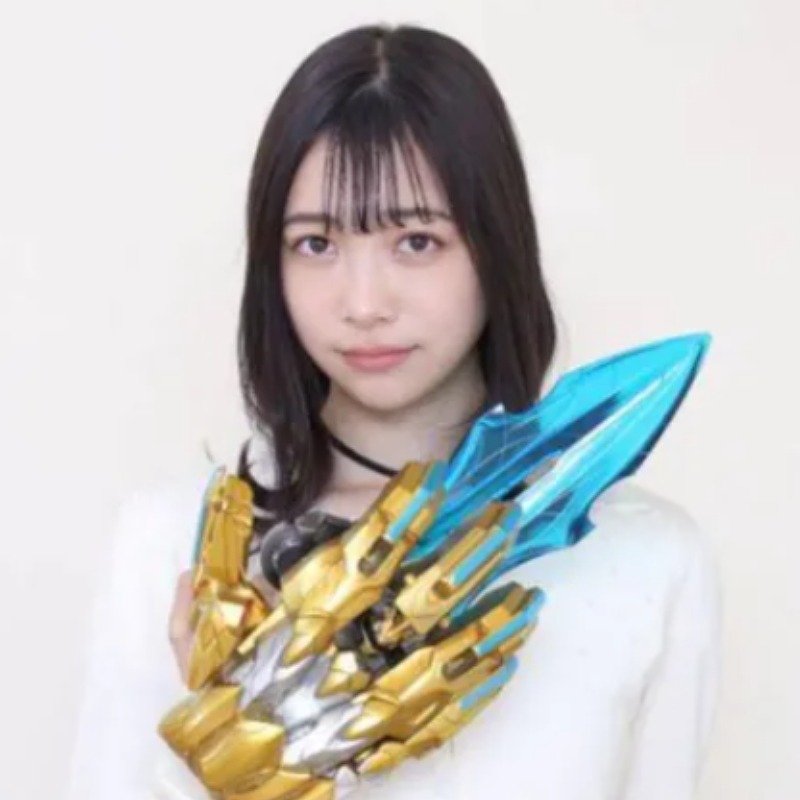 今森茉耶がゴジュウジャーのアイテムを付けている画像