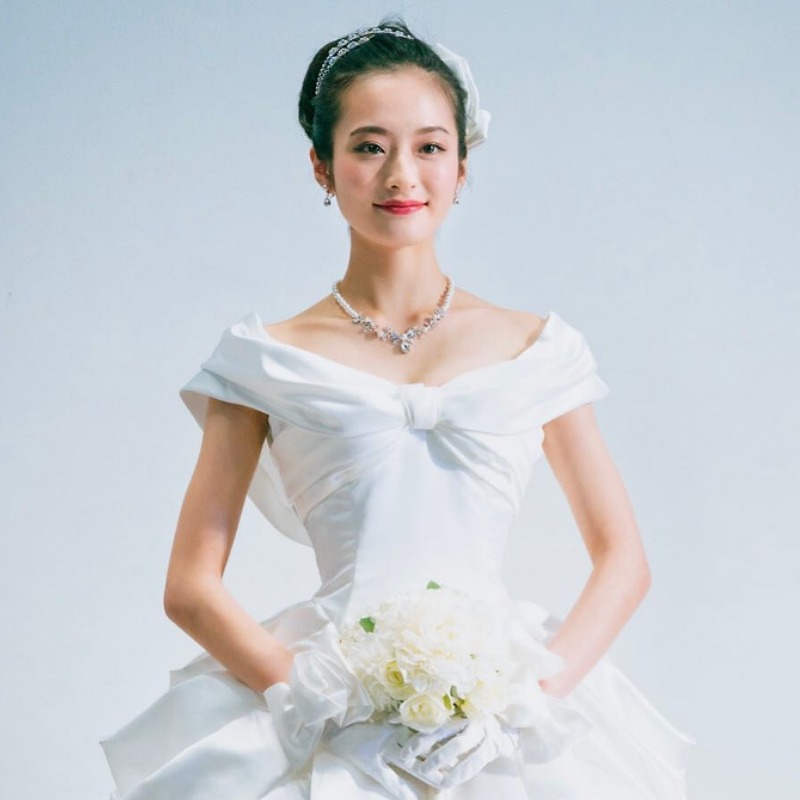 ウエディングドレス姿の神谷明采の画像