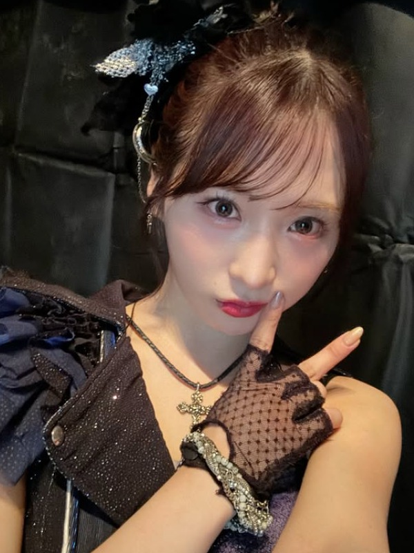 小栗有以が黒い服を着ている画像