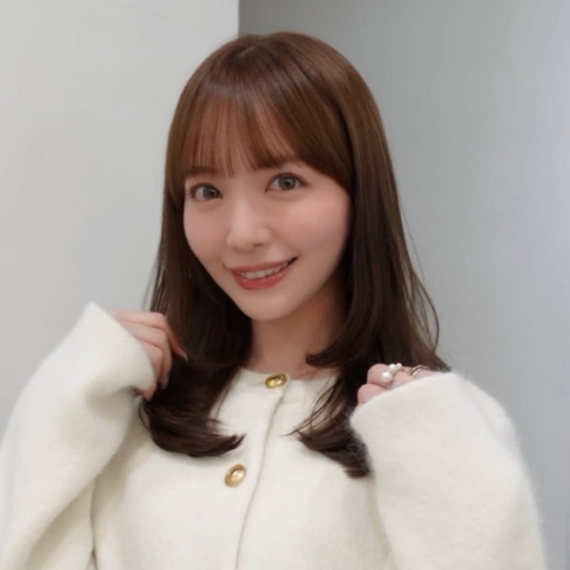 山根千佳が白いコートを着ている画像