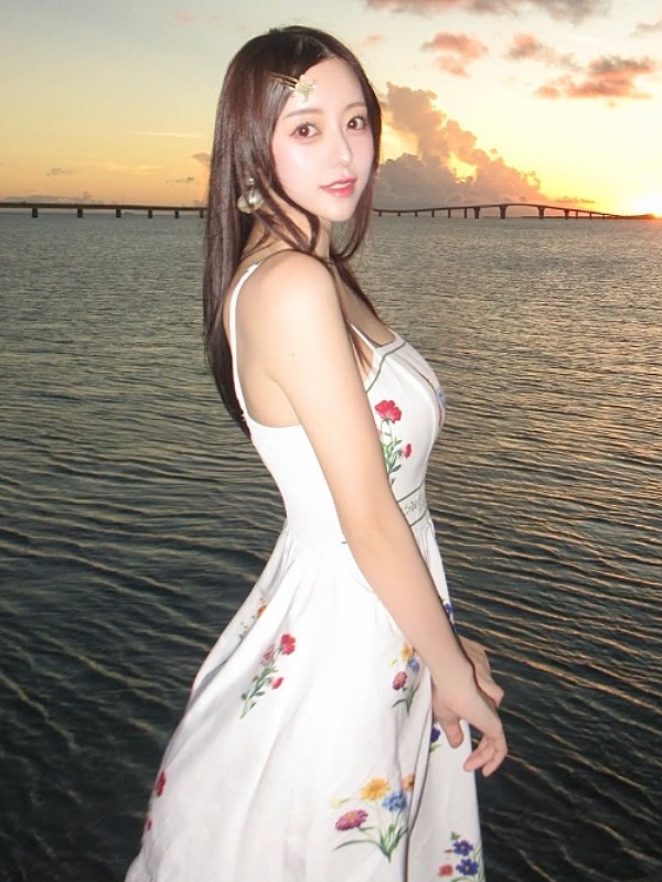 音羽美奈が白の花柄ワンピ姿の画像