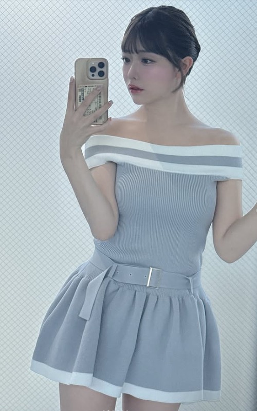 塩見きらが空色のミニスカワンピを着ている画像
