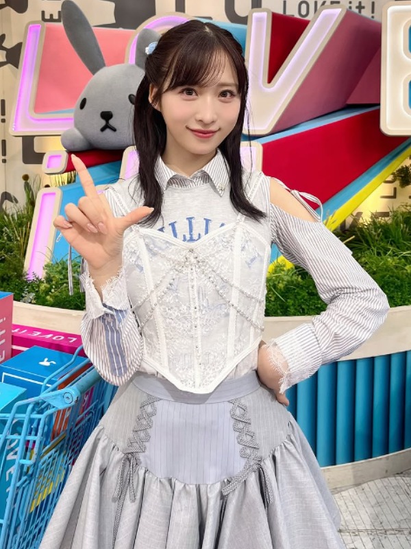 小栗有以が白と薄紫の服を着ている画像