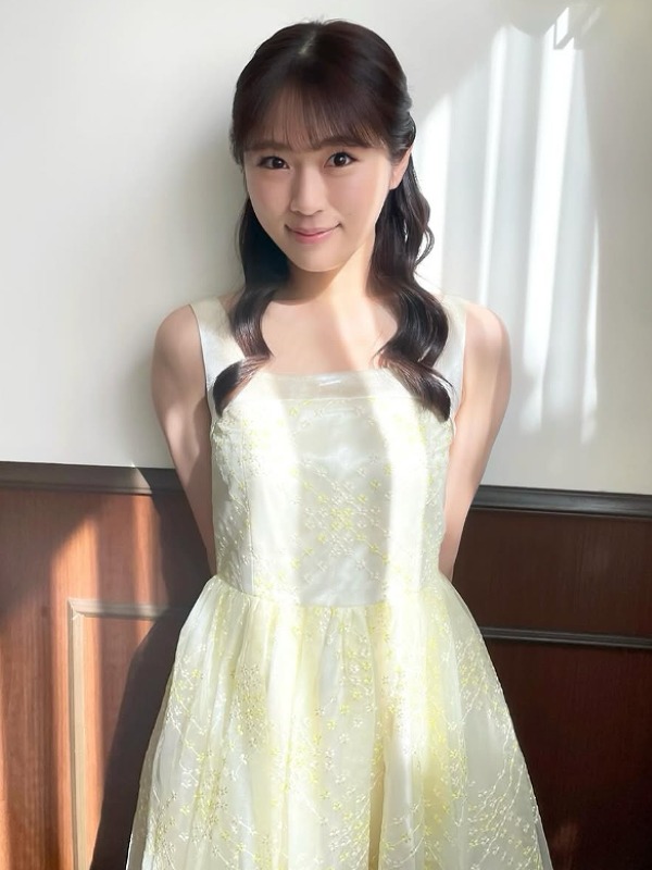 渋谷凪咲がレモン色の服を着ている画像