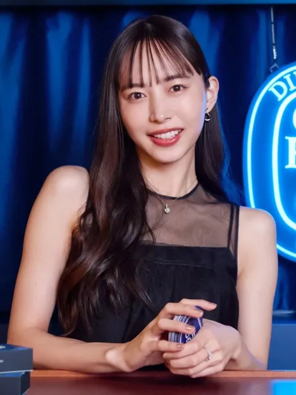 井桁弘恵が黒い服を着てトランプを持つ画像