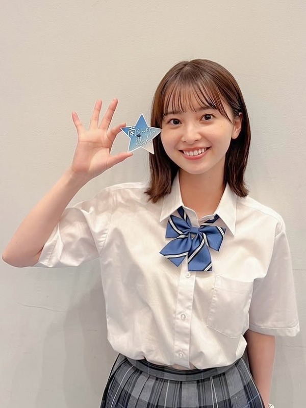 飯沼愛が青い星のマークを持つ画像