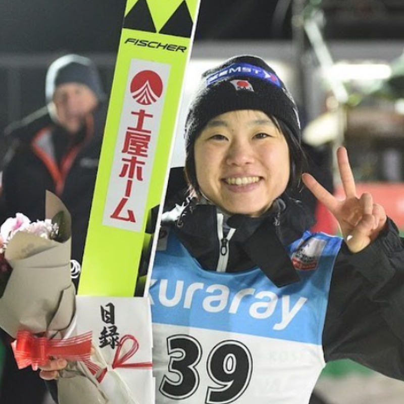 伊藤有希が花束と目録を手にしピースサインをする画像