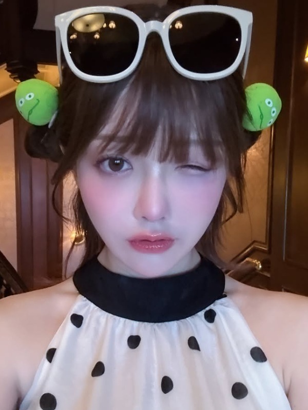 塩見きらがドット柄の服を着ている画像