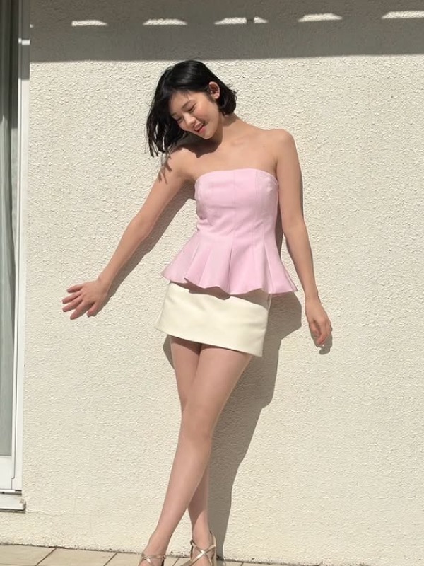 ピンクの服と白いスカート姿の志田こはくの画像