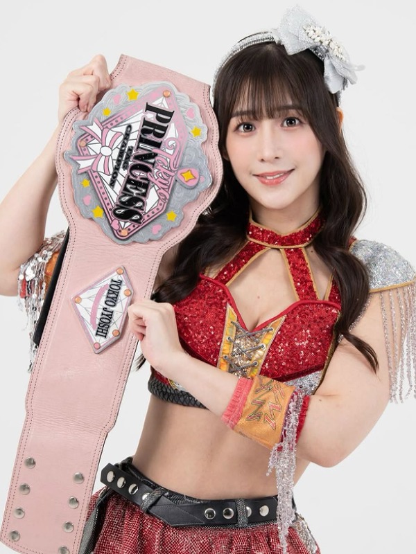 上原わかながチャンピオンベルトを掲げる画像