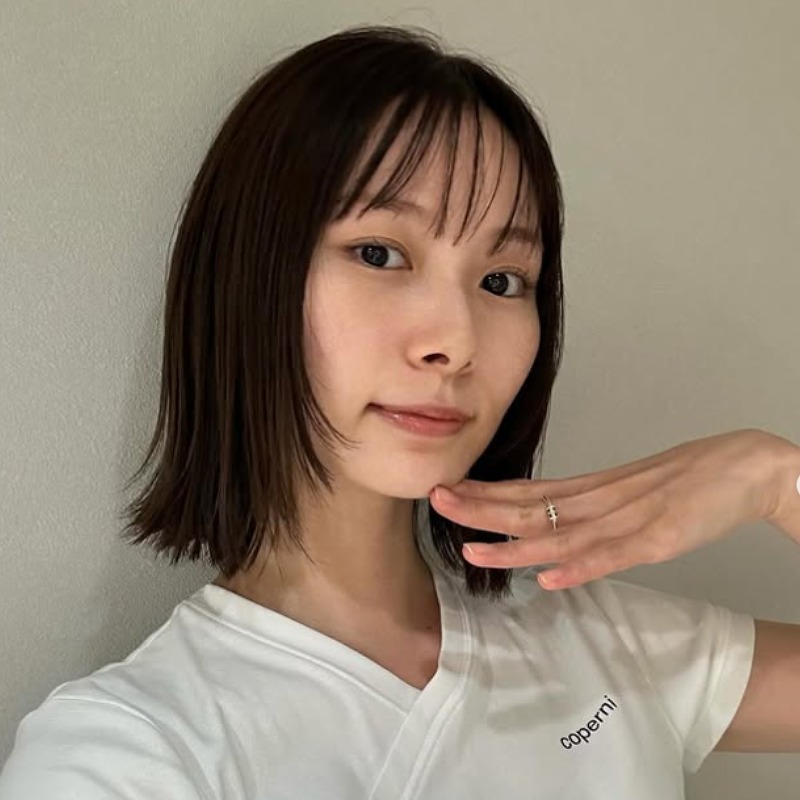 白いTシャツを着ている朝日奈央の画像