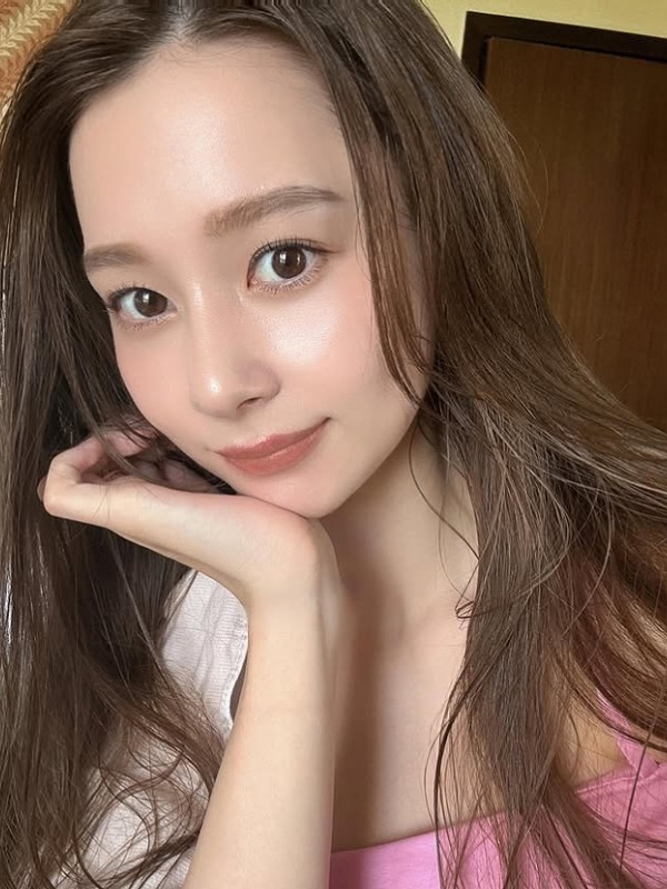 ピンク色の服を着ているNikiの画像