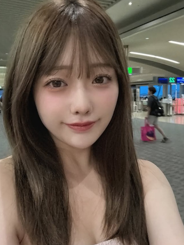 塩見きらが駅で自撮りしている画像