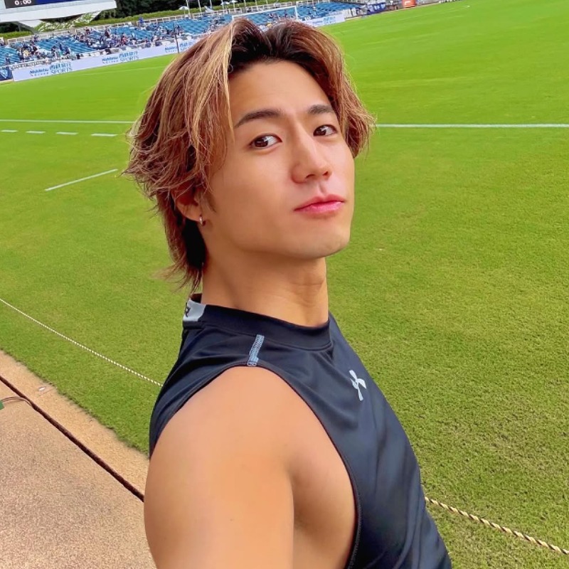 瀬口黎弥がサッカー場に立つ画像